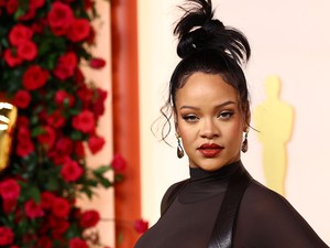 Rihanna felajzott apácának öltözött legújabb címlapfotóján