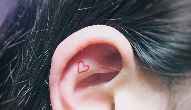 Új tetkótrend: Fülbevaló helyett fültetoválás