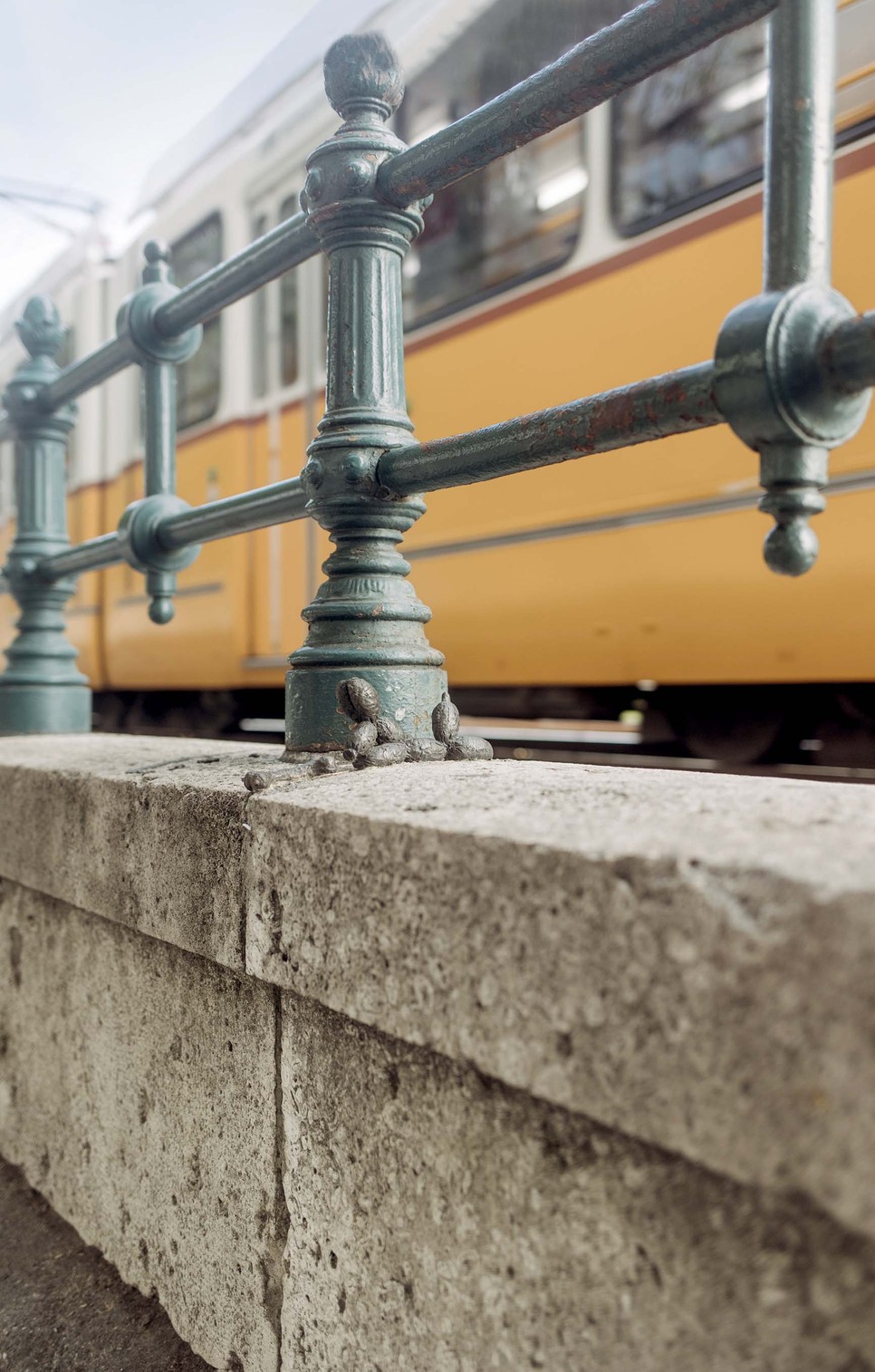 A kutyagumira vagy lufikutyára emlékeztető gerilla miniszobrot a botrányairól ismert amerikai kortárs művész, Jeff Koons inspirálta