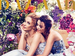 Imádjuk! A Minogue lányok összebújnak