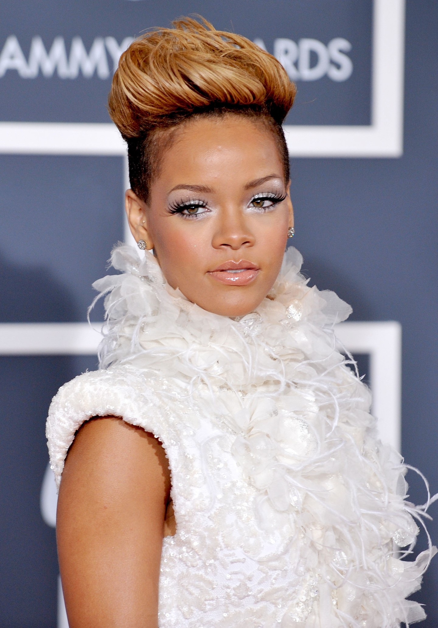 Rihanna igazi átváltozó művész, még a rövid haj is nagyon jól áll neki, amit még hangsúlyosabbá tesznek a hideg, jeges tónusok