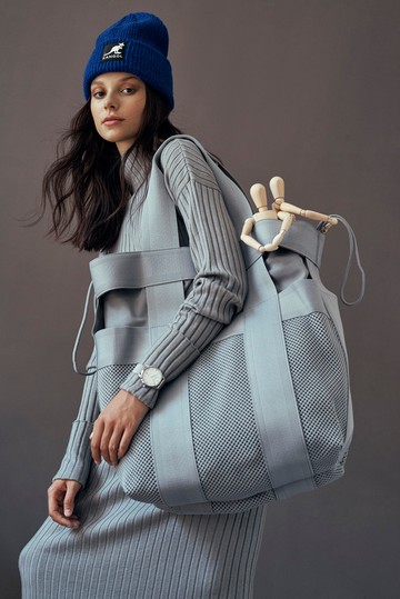 Kasmírruha H&M 24 995 FtSapka KANGOL x H&M 2995 FtÓra THOMAS SABO 64 300 FtTáska COS 21 000 FtFotó: Liziczai Réka