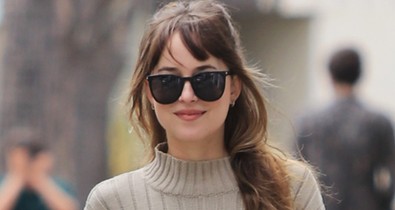 Nem tudjuk, hogy mit varázsolt Dakota Johnson fodrásza, de a végeredmény tökéletes
