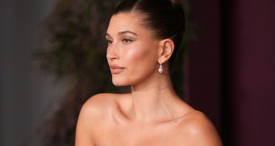 Hailey Bieber Gucci pucérruhája nem sokat bízott a képzeletre