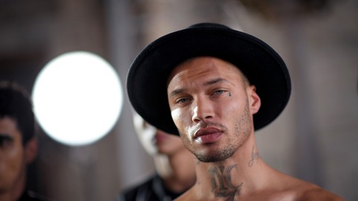 A börtönből szabadult modell felesége válni akar, a sajtóból tudta meg, hogy férje csalja