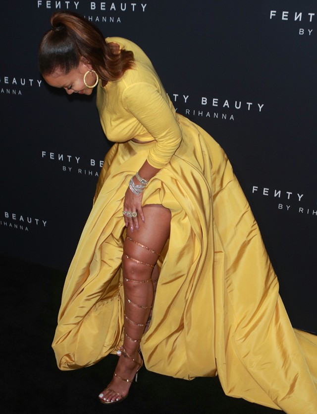 Rihanna Caovilla cipőjét mustrálja