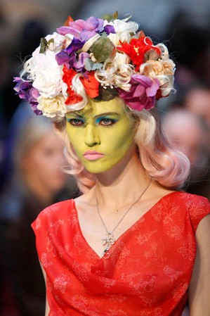 A modellek klasszikusan glamúros  frizurát kaptak a show-ra (a képen Charlotte Free topmodell)