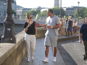 Jennifer Lopez és baseball legenda párja egyszerű turistaként romantikázott Párizsban