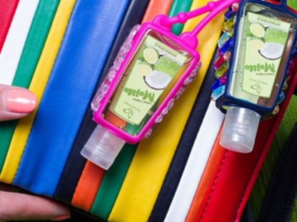 A legújabb fertőtlenítő zselé nem csak tisztít, de a kedvenc táskadíszeddé is válhat