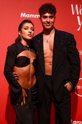 Mihályfi Luca és Hegyes Berci azonnal magukra vonzották a figyelmet, amikor megjelentek a vörös szőnyegen: csak úgy tombolt közöttük a kémia. Az énekesnő Kiss Márk kreációjában villantotta meg kockahasát, Berci pedig ing nélkül viselte fekete, kövekkel díszített zakóját. 