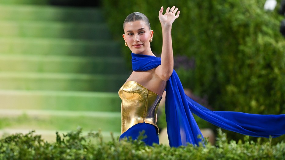 Hailey Bieber a Victoria’s Secret legújabb nyári kampányában mutatta meg elképesztő, kockás hasizmait
