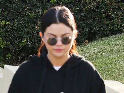 Na, kinek a pulcsijában van Selena Gomez?