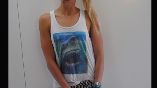 Cáparuha? Ugyan! Verrasztó Evelyn kedvenc pólójában kezdi a hetet