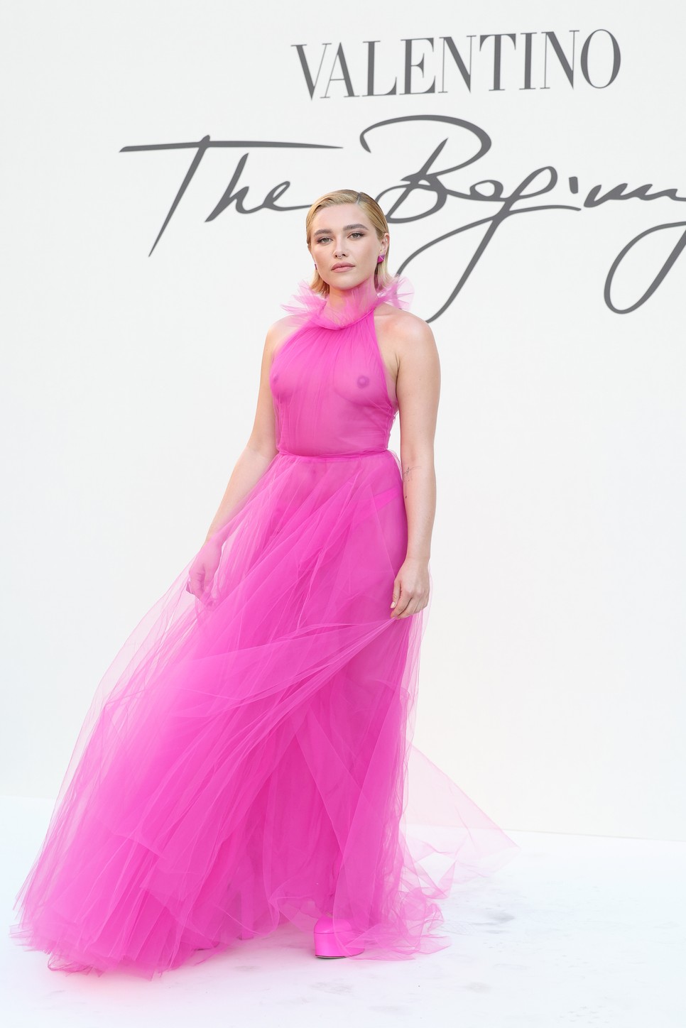Florence Pugh átlátszó fukszia szettben a Valentino divatbemutatóján Rómában | Fotó: Jacopo Raule