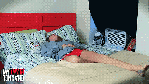 Őrületbe kergetnek a menstruációs görcsök? Ebben a pózban aludj és nyugodt éjszakád lesz