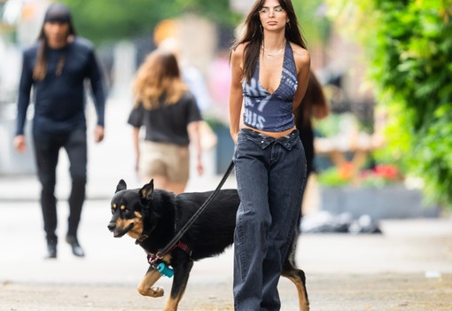 Ez a ruhadarab lesz az őszi szezon legnagyobb sztárja idén: hódít a baggy farmer