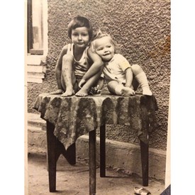 Andreea Diaconu román modell nagyon cuki retro fotón látható.