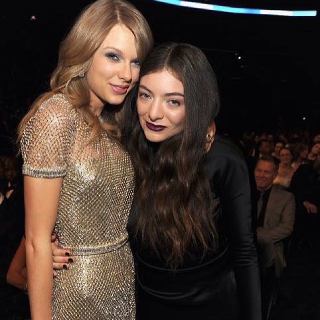 Taylor Swift skalpgyűjteménye nem csak híres pasikból áll. A sztárbarátnőket is gyűjti. Itt éppen az év legnagyobb felfedezettjével, Lorde-al pózolnak.