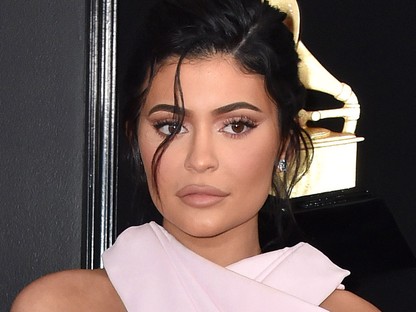 Te jó ég: Kylie Jenner ruháját egy kényszerzubbonyról mintázták 