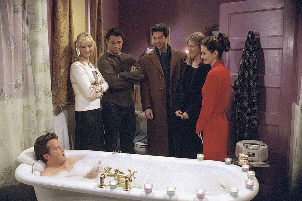 Chandler fürdőt vesz (The One Where Chandler Takes a Bath). A 8. évad 13. részében Chandler beleszeretett az ellazító, illóolajas fürdőzésekbe. Természetesen minden barát megjelent a fürdőszobában, miközben Chandler a kádban volt. 