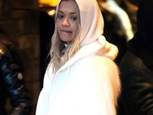 Rita Ora szomorú jegesmedvének öltözve töltötte a szilvesztert