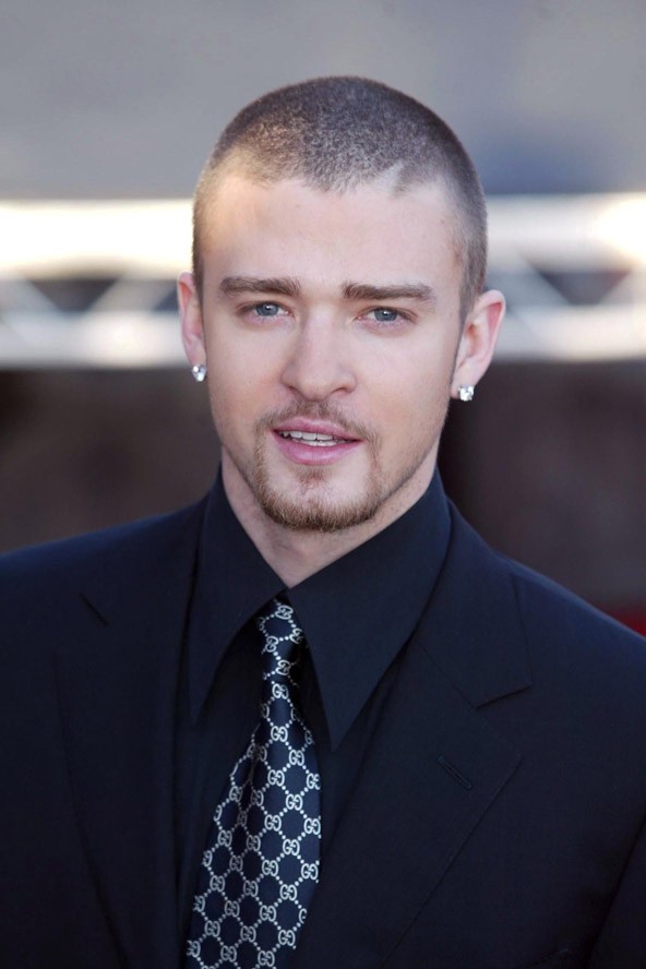 Szeretjük a fényes fülcsiket, főleg a gyémántot, de inkább mi viselnénk, mint egy pasi!