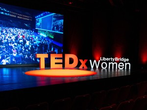 Renner Erika és Tombor Nelli egy színpadon: nehéz döntésekről és újrakezdésről szól az idei TEDxLibertyBridgeWomen