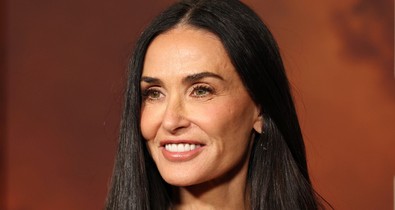 Demi Moore testét csak néhány virág takarta, meztelenruhája nem sokat bízott a képzeletre