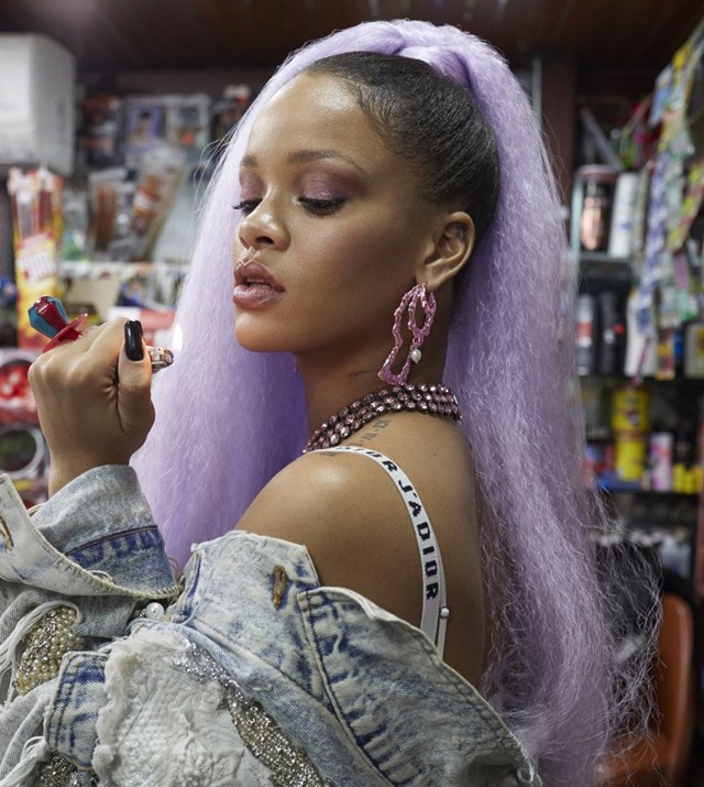 Rihanna a Paper magazinban lila hajjal