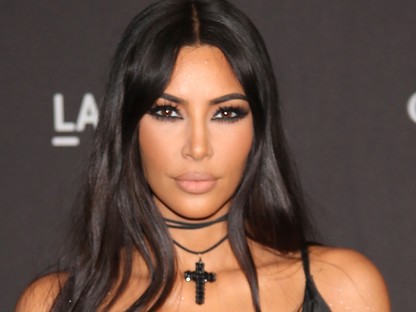 Kim Kardashian pucérruhája szó szerint meghipnotizált minket