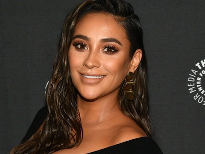 Shay Mitchell TÖKÉLETES ruhában mutatta meg kerekedő pocakját a vörös szőnyegen