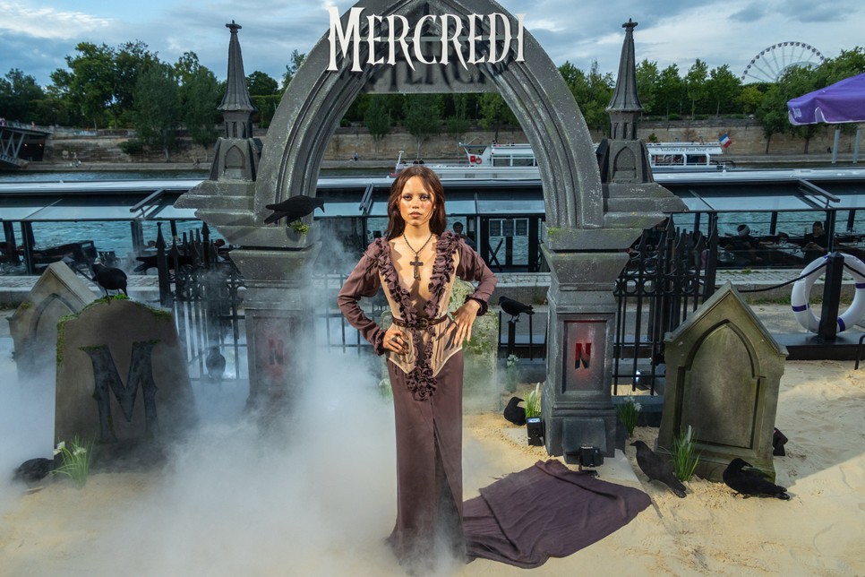 Jenna Ortega Vivienne Westwood ruhája maga volt az álomszerű gótika