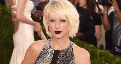 Végre! Taylor Swift nem platinaszőke többé!