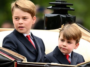 György herceg felnőtt királyként pózol születésnapi portréján, pedig még csak 10 éves