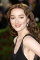 Phoebe Dynevor 2021 májusában a Met-gálán, New Yorkban