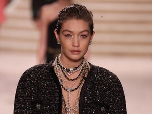 Gigi egy szál ciciben állt ki a tetőre