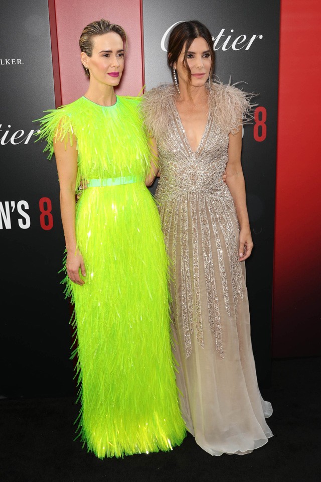 Sarah Paulson felvette a világ leglehetetlenebb színű ruháját az Ocean´s 8 premierjére