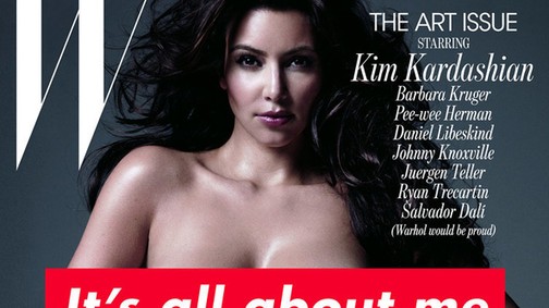 Meztelenül hempereg ezüst festékben Kim Kardashian