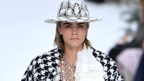 Meglepő sztárvendég, lenyűgöző hófödte táj, síró modellek - Karl Lagerfeld ezzel a kollekcióval búcsúzott a divatvilágtól