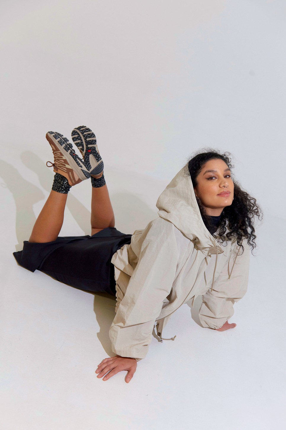 Dzseki COS 35000 Ft Kék mintás felső FLORA POPRADI @florapopradi   Szoknya OYSHO 15995 Ft Fülbevaló MÜLLER 3500 Ft Gyűrű Flóra sajátja Öv PACO RABANNE Zokni CALZEDONIA 2495 Ft Tornacipő SALAMON-Footshop footshop.com