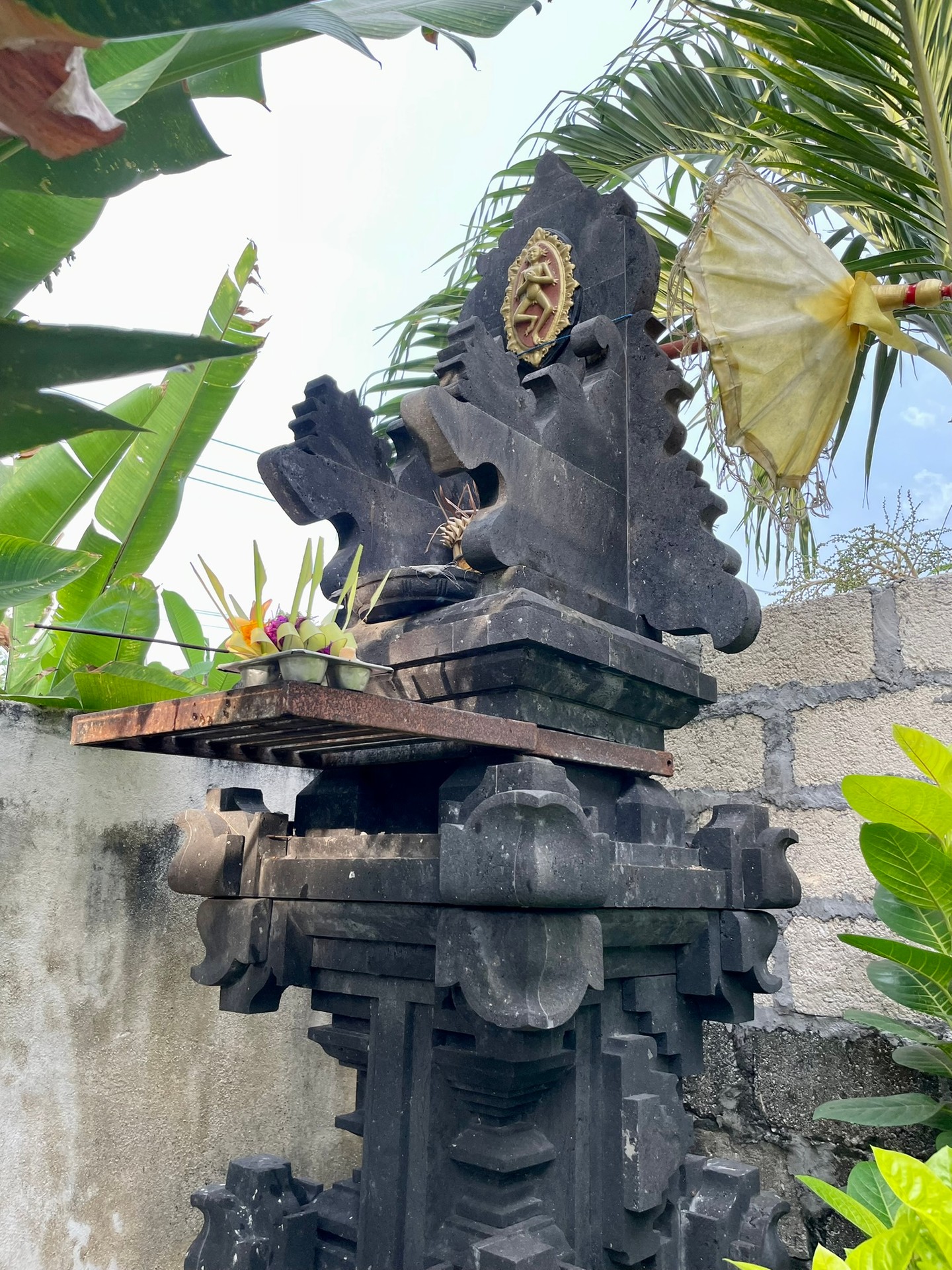 A balinézek minden nap imakosarat helyeznek el a bejáratban az Isten iránti tisztelet jelképeként