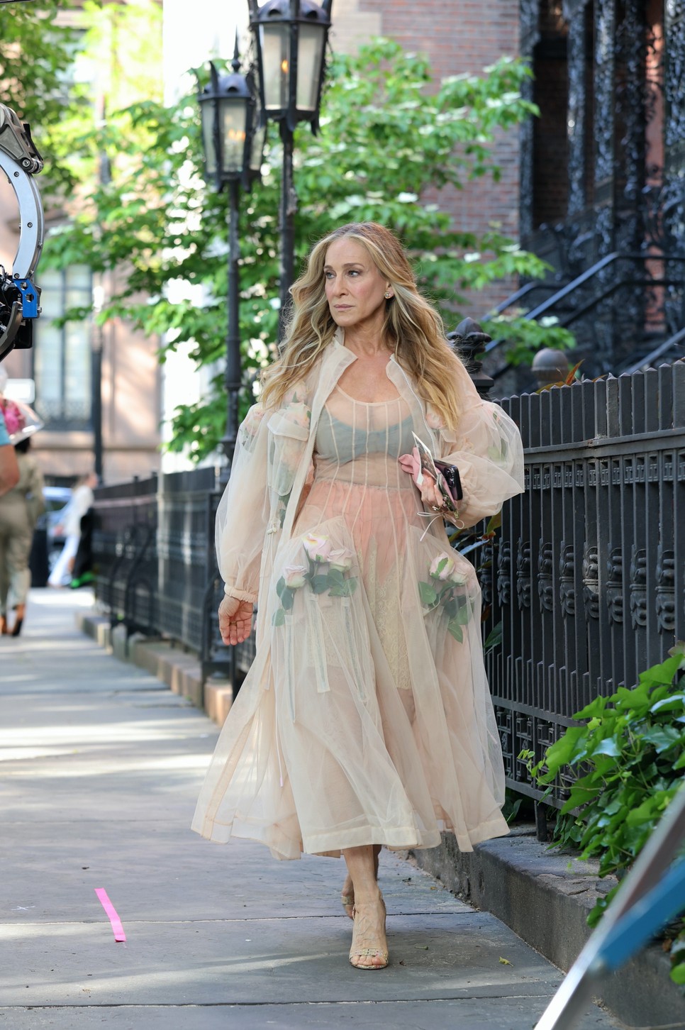 Sarah Jessica Parker pucérruhában tündökölt az És egyszer csak... forgatásán