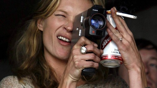 Kate Moss nem bírja cigi nélkül