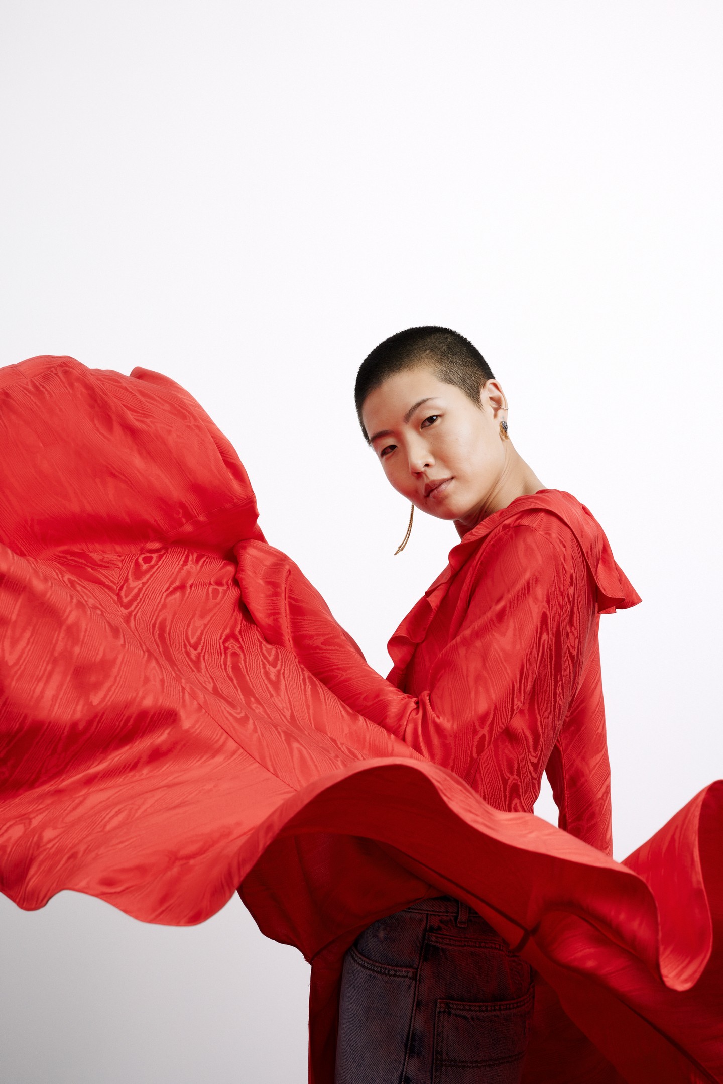 Egy vadító vörös selyemruha. Pont.