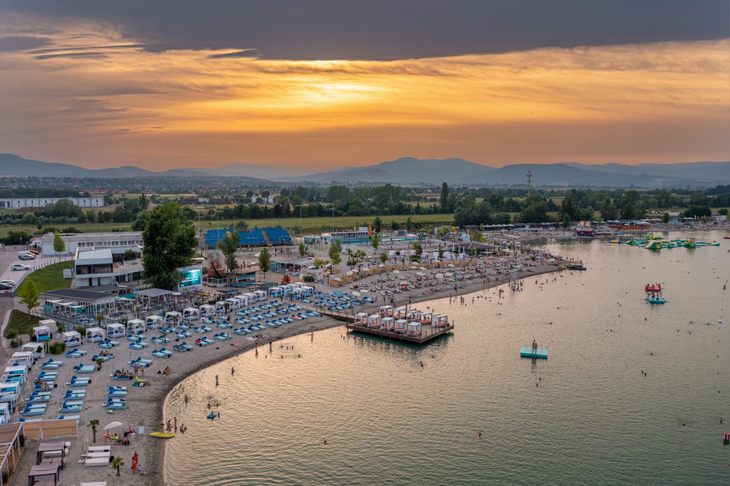 A Lupa Beach étterme, a Portofino Beach Club Rácz Jenő séf menüjével még izgalmasabbá és felejthetetlenebbé teszi a strandolást