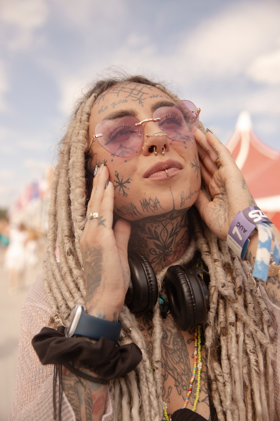 Barbora Kajankova ( Románia, Store manager)  Ruha: NEW YORKER, Melltartó és sort: SHEIN, Táska: VANS, Cipő: VINTED