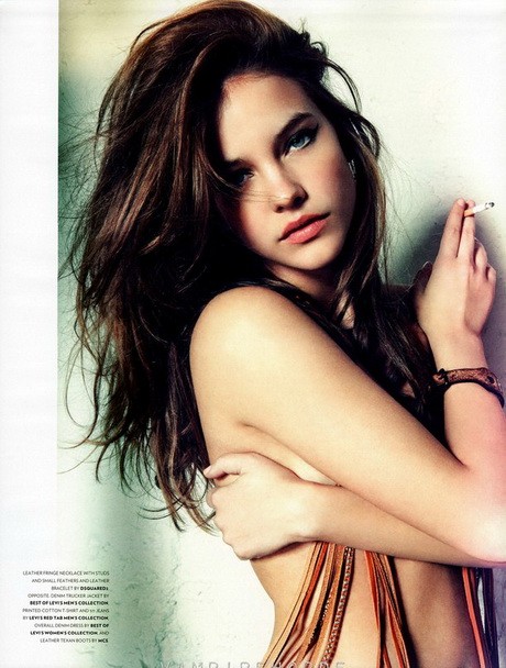 Barbi mellét csak egy sál takarja