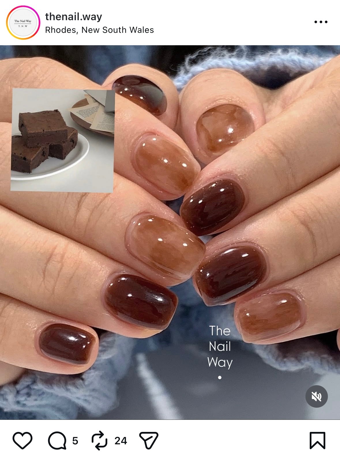 Tükröződő barna körmök