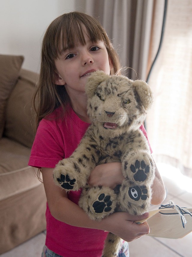 Észak- Afrikában ennek a családnak a jövedelme több mint 3000 dollár/fő, a kislányuk mégis ezzel a plüss állattal játszik legszívesebben. 