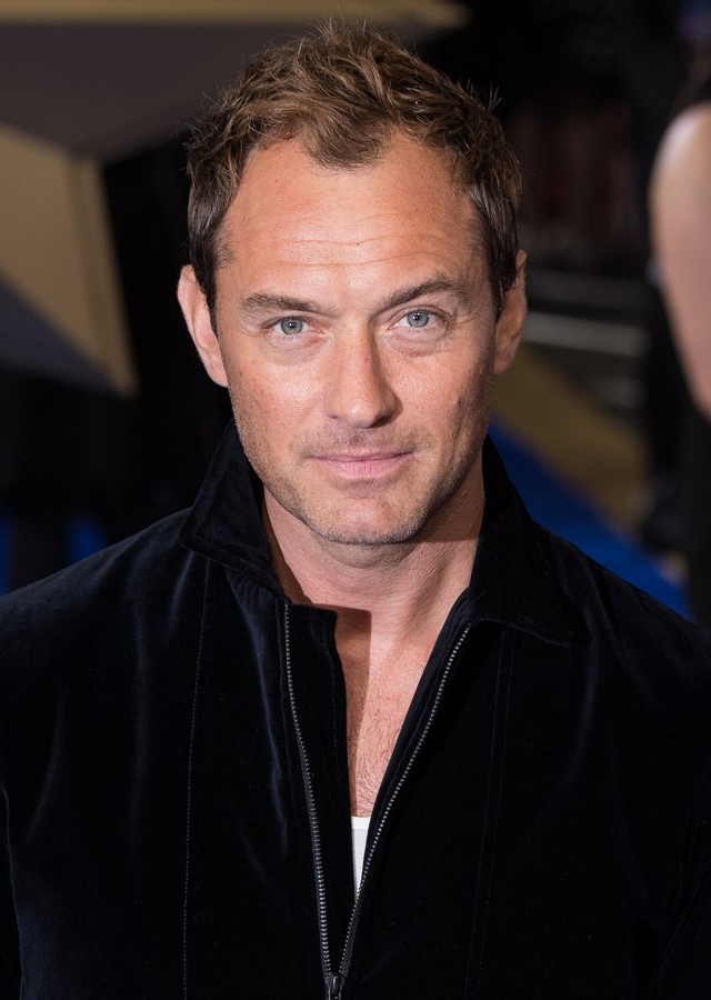 Jude Law tökéletes felsőtesttel pózol a strandon